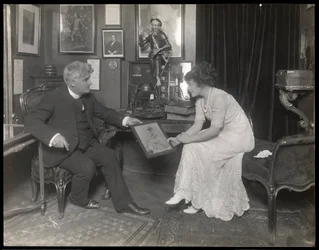 1909年以降、フランシススターの肖像画を見せているデビッドベラスコ（シルバーゼラチンプリント）